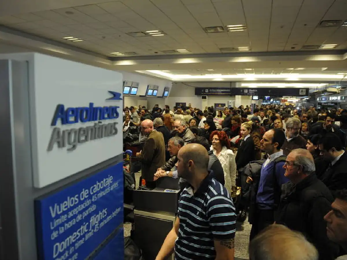 Por la paritaria trabada en Aerolíneas Argentinas y Austral, hubo vuelos cancelados en Aeroparque y Ezeiza