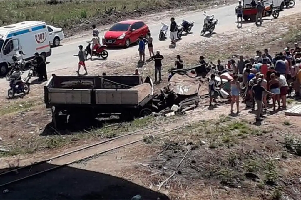 Un camión cayó desde un puente en Tucumán y murieron dos personas