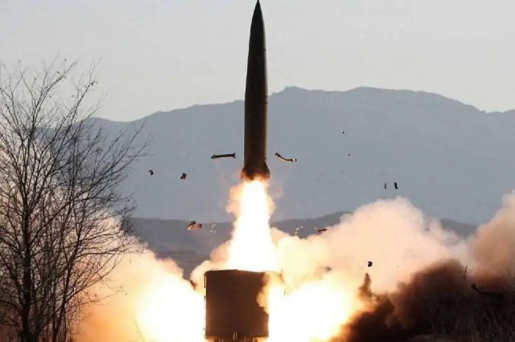 Corea del Norte voló un misil 900 kilómetros antes de caer en aguas de Japón