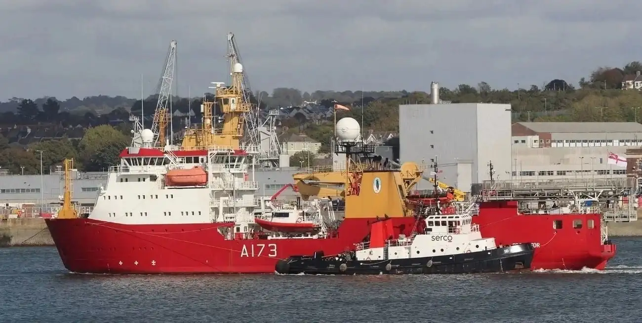 El HMS Protector fue remolcado hasta Devonport después de sufrir una doble falla de motor.