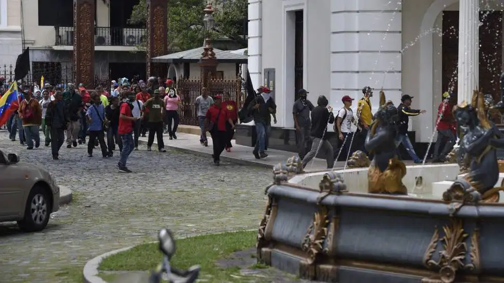 Venezuela: Grupos de choque asaltan el Parlamento