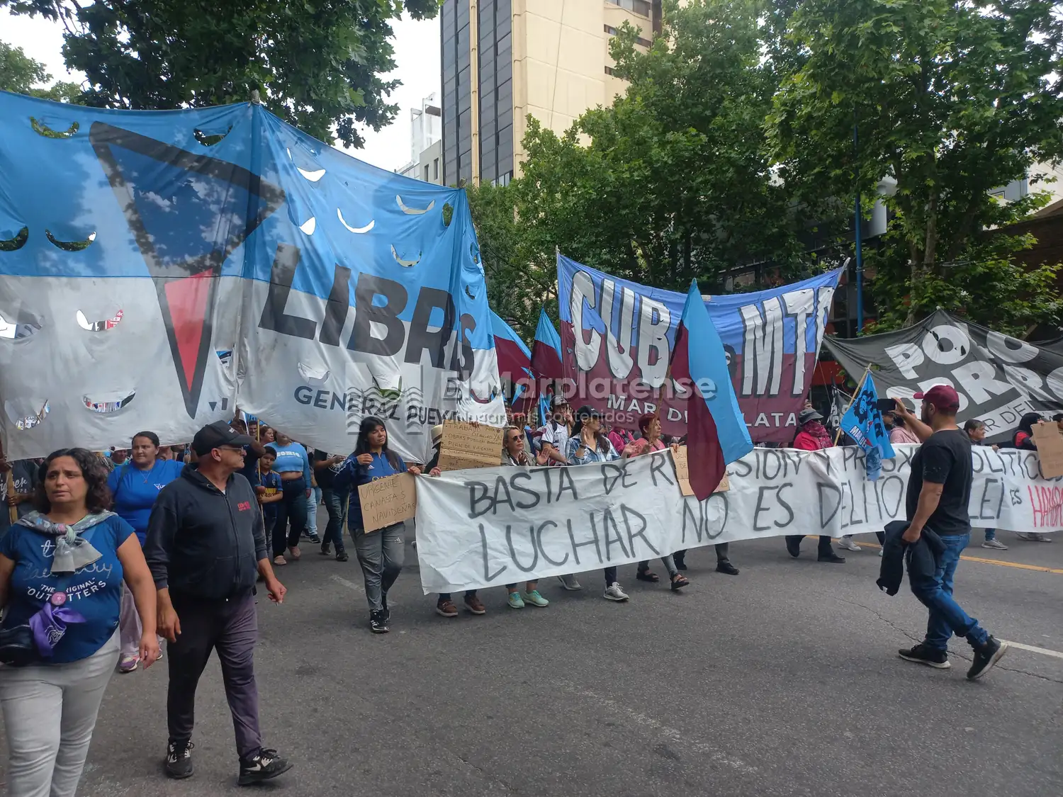 Las tres centrales sindicales de Mar del Plata junto con las organizaciones sociales llevaron a cabo una movilización