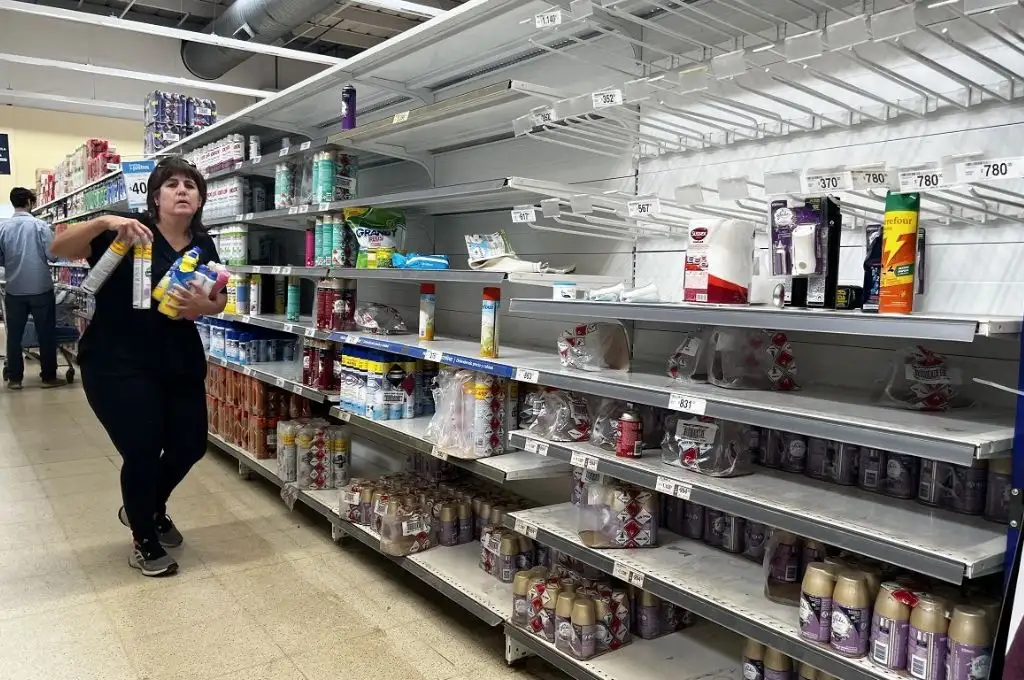 Favorecidos por el dólar en la Argentina, miles de uruguayos arrasaron con los comercios de Gualeguaychú