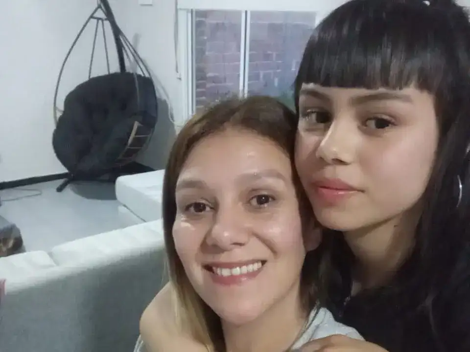 Natalia Di Pietro junto a su hija de 18 años que perdió la vida por la negligencia estatal y empresarial.