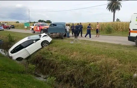Violento accidente terminó con un auto en la banquina
