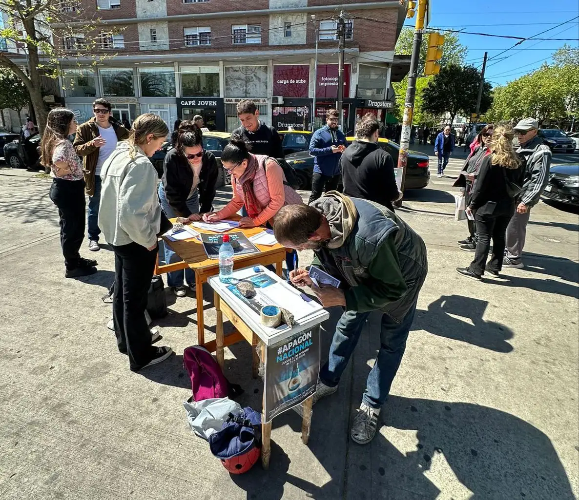 El apagón propuesto para este jueves se suma a la juntada de firmas que la ONG viene realizando hace varias semanas.
