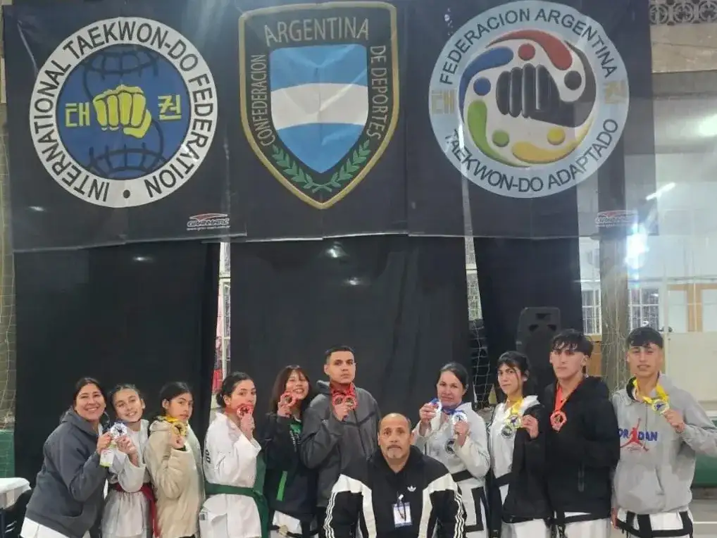 Los deportistas locales posaron con sus medallas en la competencia bonaerense.