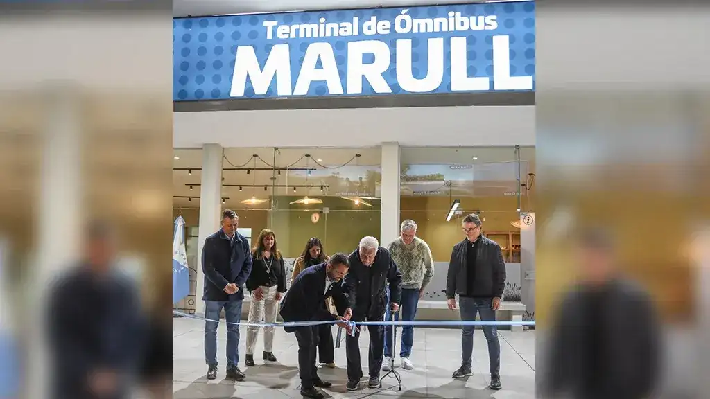 El tradicional corte de cintas que dejó inaugurada la remodelación de la terminal de ómnibus