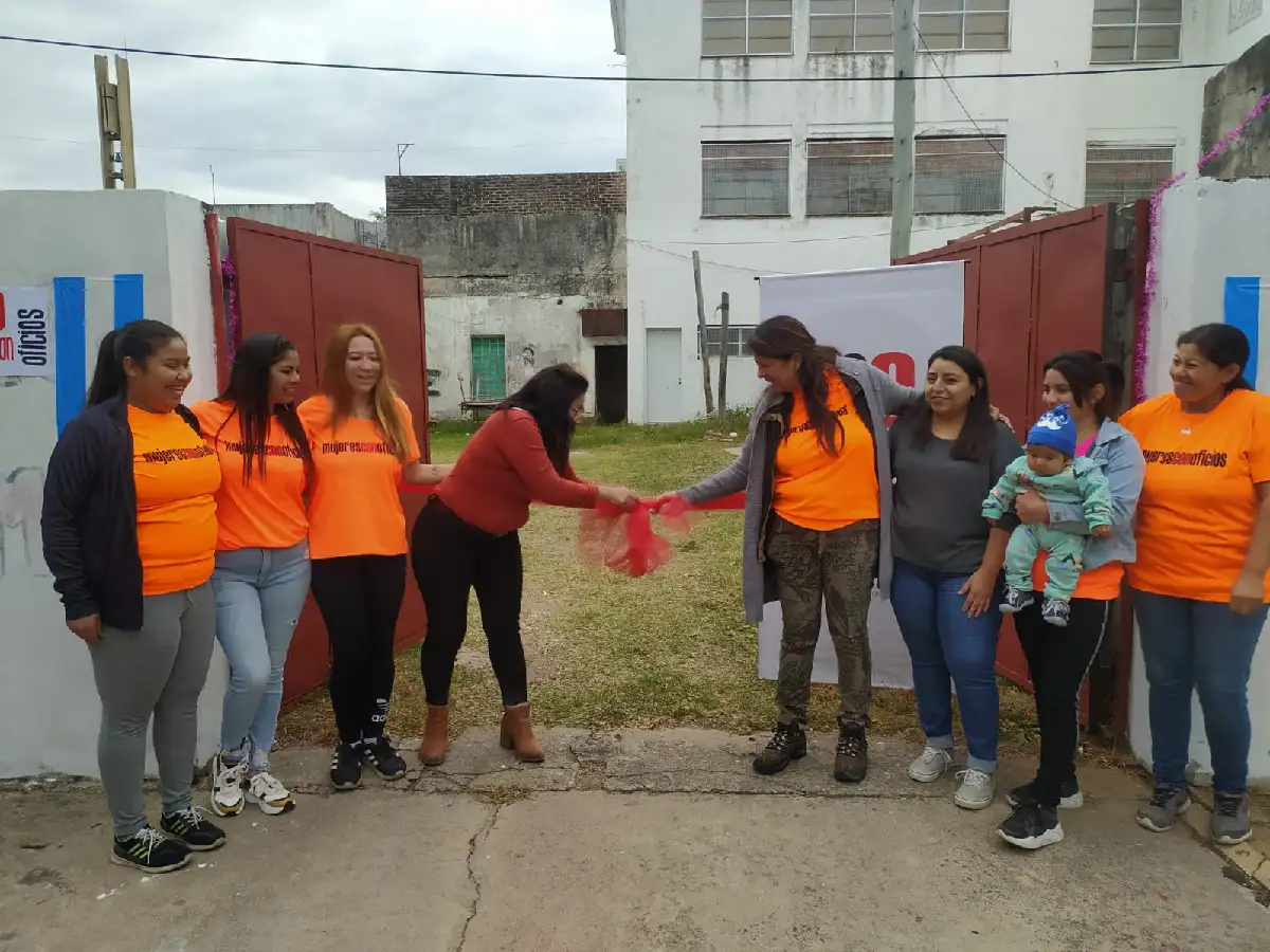 Por medio de una cooperativa mujeres trabajan lavando  autos en “la Resi”    