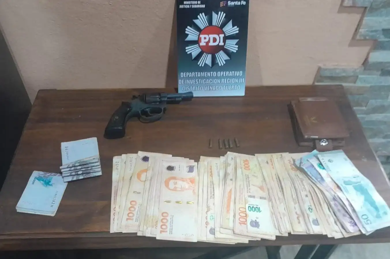 Durante el procedimiento secuestraron suma aproximada de $800.000 en efectivo. Foto: Gentileza PDI