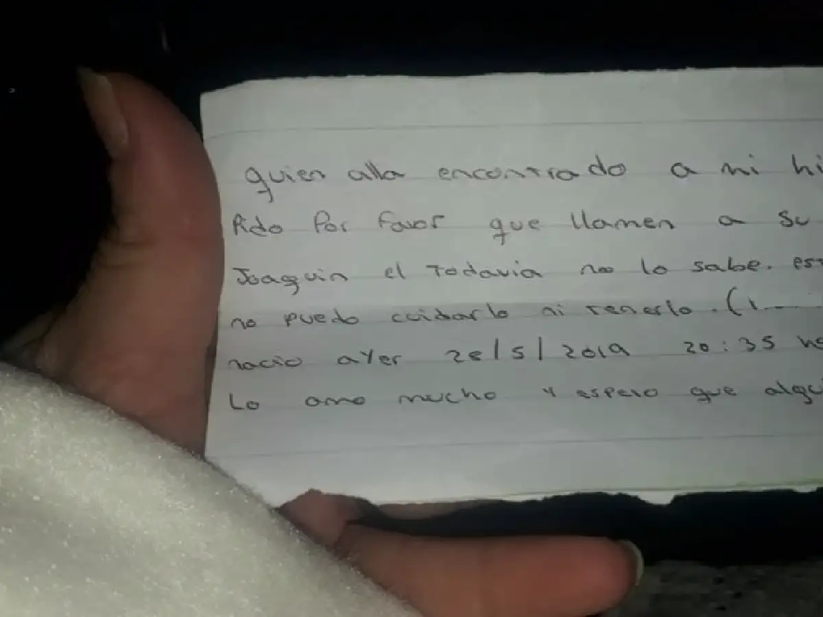 Encuentran un bebé recién nacido dentro de una caja 
