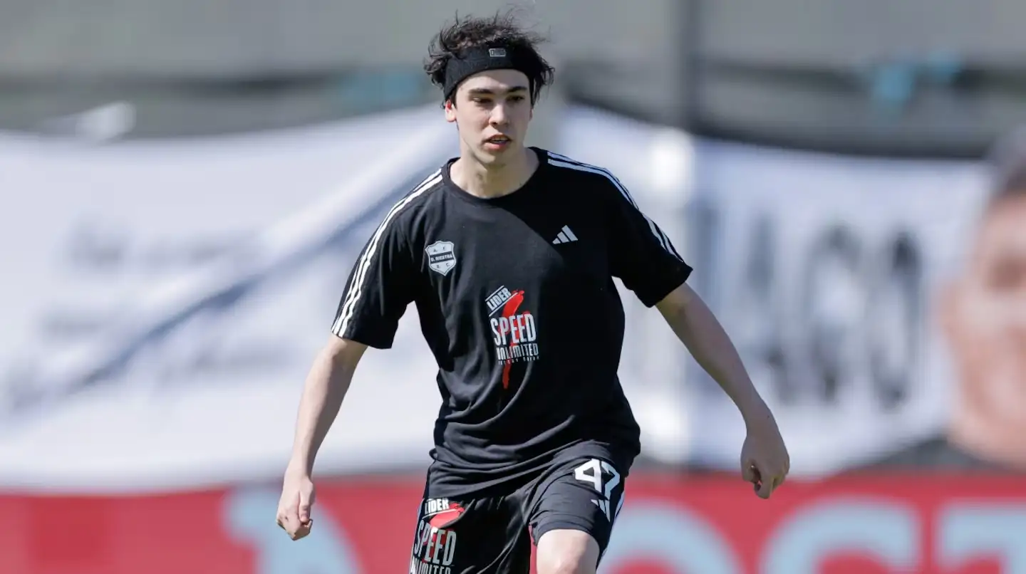 Spreen, el famoso youtuber que hizo su debut en Riestra vs. Vélez.