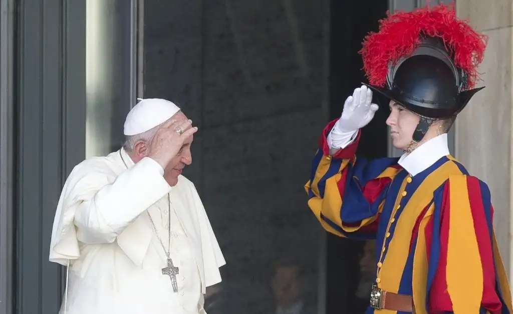 Son 11 los guardias suizos con coronavirus y el Vaticano extrema precauciones