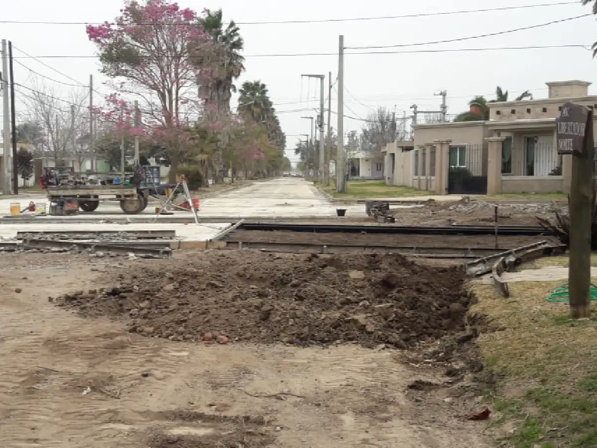 Entregaron fondos para la obra de cordón cuneta en Altos del Prado