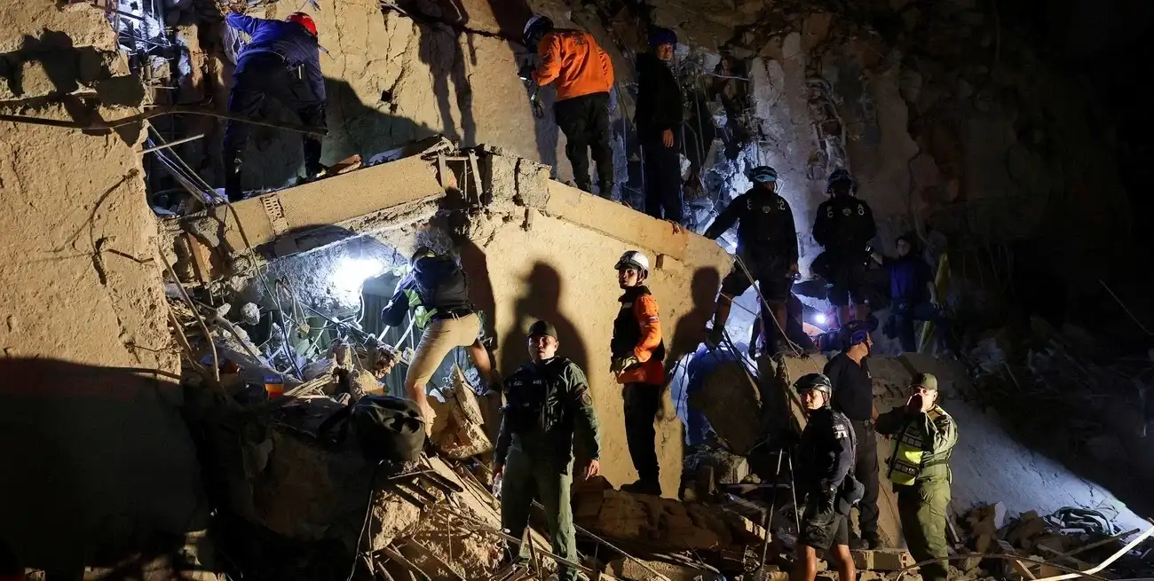 Equipos de rescate trabajaban para localizar personas atrapadas bajo los escombros Créditos: REUTERS/Gaby Oraa