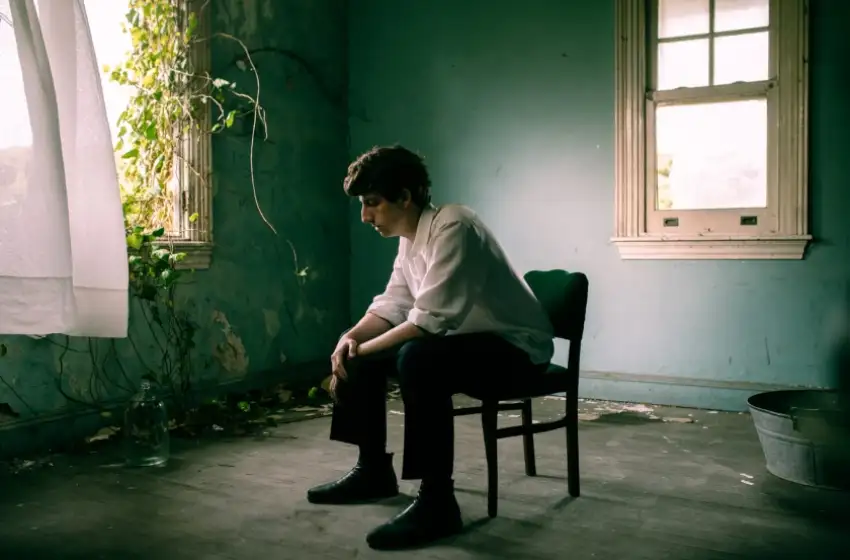 León Sanchez despide el año con su primer videoclip "El Umbral"