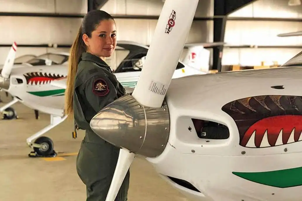 Joven cordobesa es la primera aviadora egresada de la Fuerza Aérea de EE.UU.