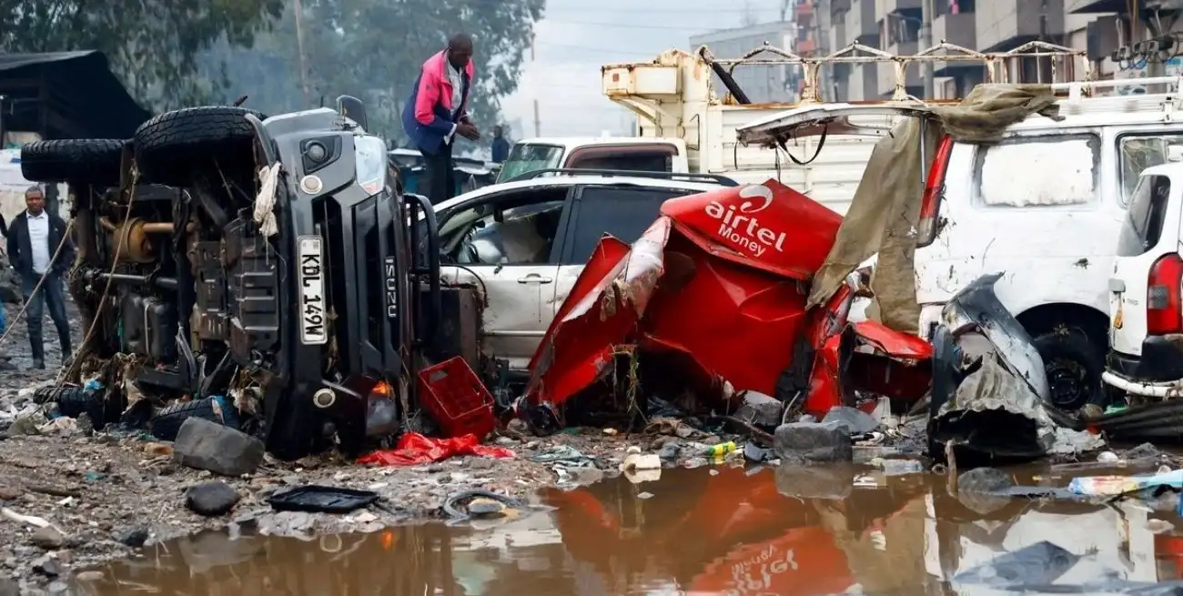Restos y escombros de vehículos privados y autobuses de transporte público tras las inundaciones en el área de Grogan. Reuters