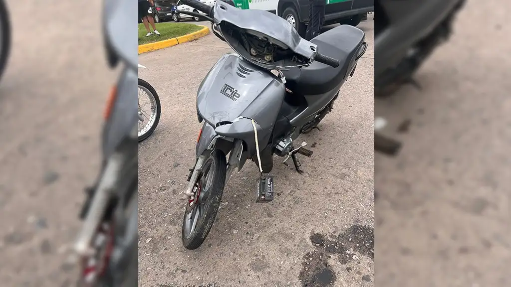 Un menor en moto chocó con camión en barrio Sarmiento