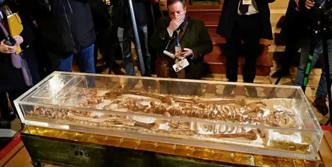 Por primera vez en la historia, los restos de San Francisco de Asís se exhiben públicamente en la basílica de su ciudad natal. (AP / Gregorio Borgia).