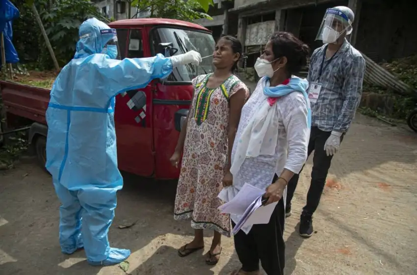 Los casos de Ómicron se multiplican en Sudáfrica, pero pocos terminan en hospitalizaciones