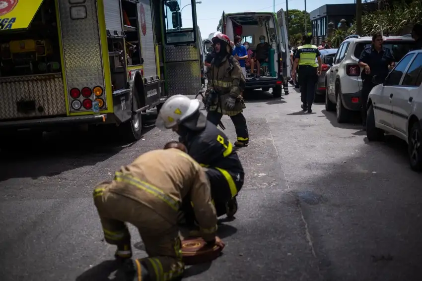 Evacuan un edificio por un incendio y asisten por inhalación de humo a más de 30 personas