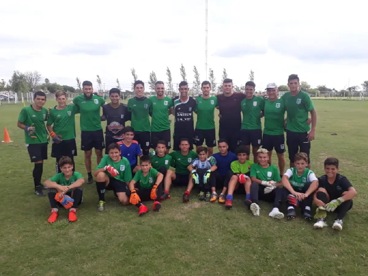 En Sportivo, los arqueros del plantel profesional entrenaron con los juveniles