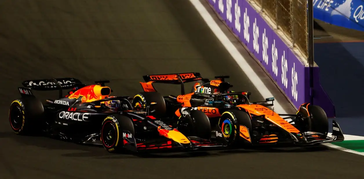 Verstappen y Piastri en plena disputa.