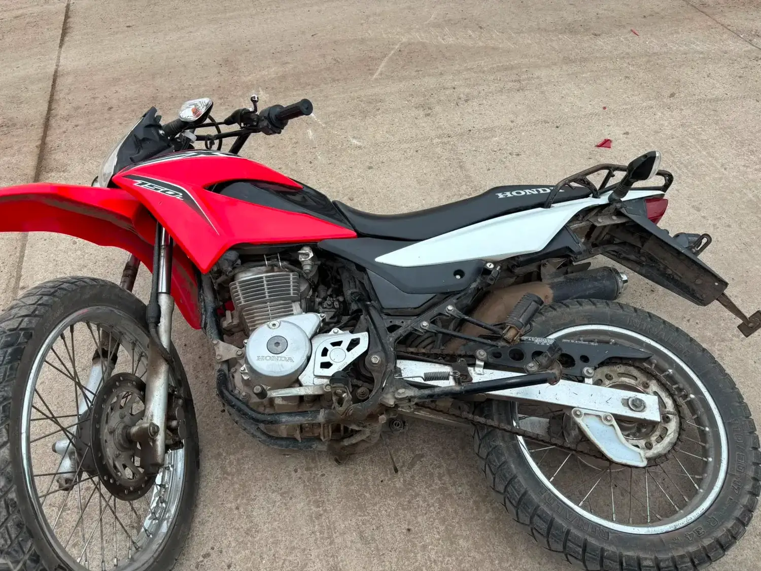 La moto en la que se movilizaba el masculino lesionado.