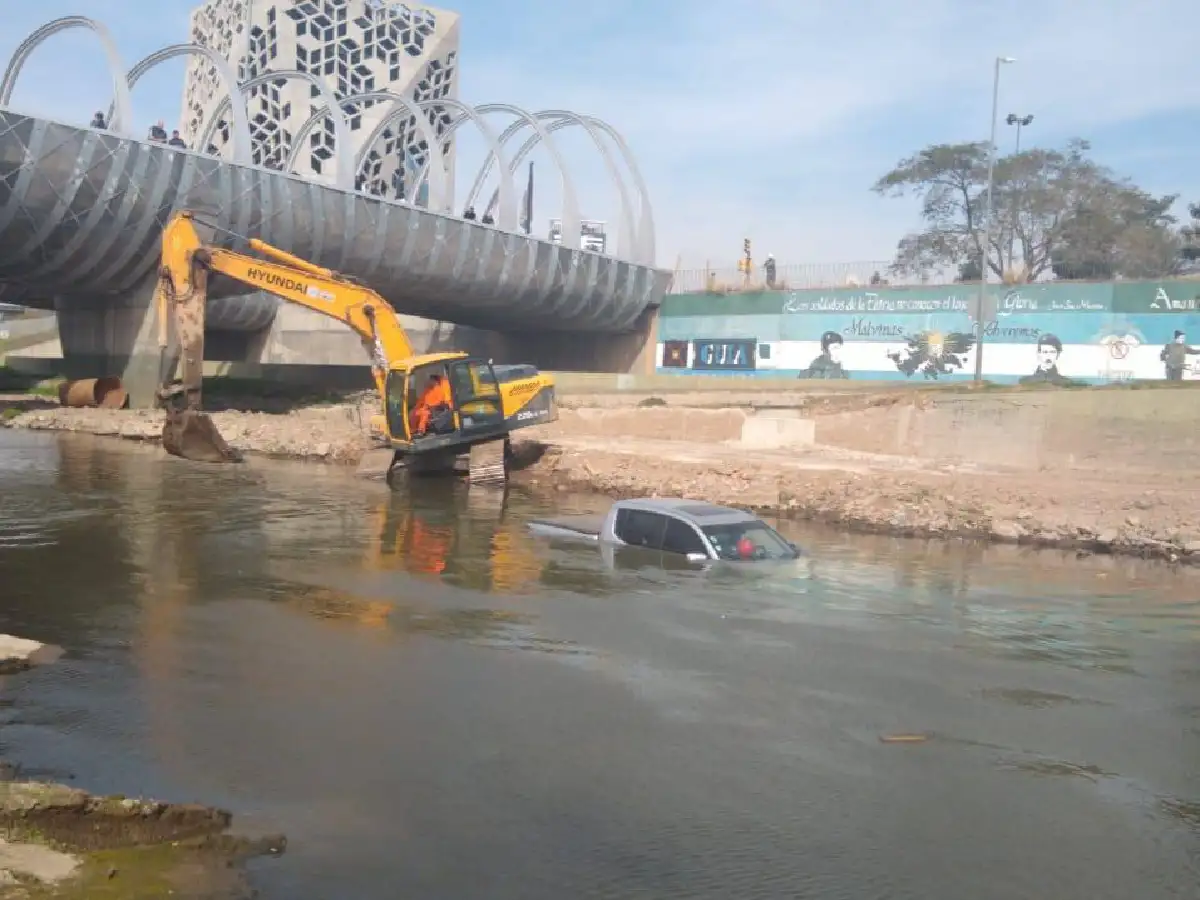 Dejó sin freno de mano su 4x4 y cayó al río Suquía