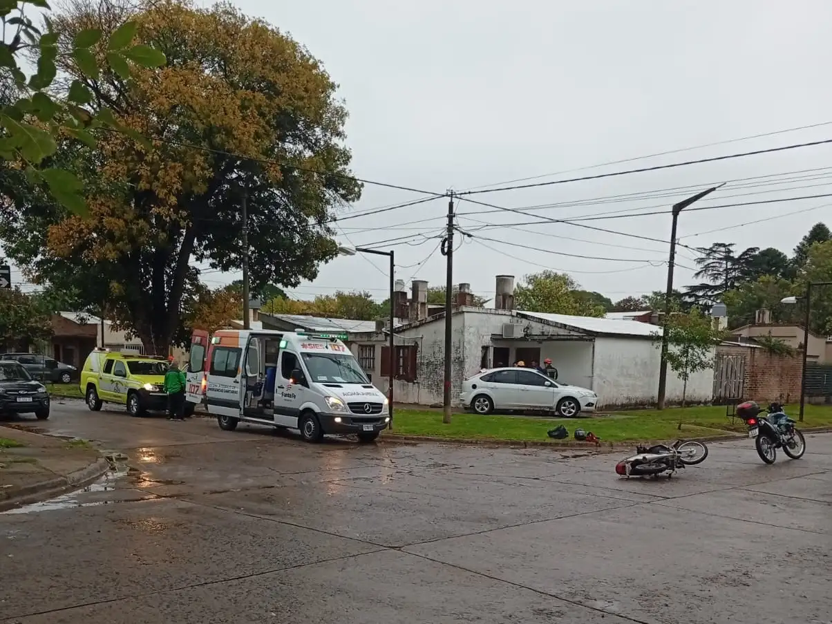 Los servidores públicos trabajando en el lugar del accidente.