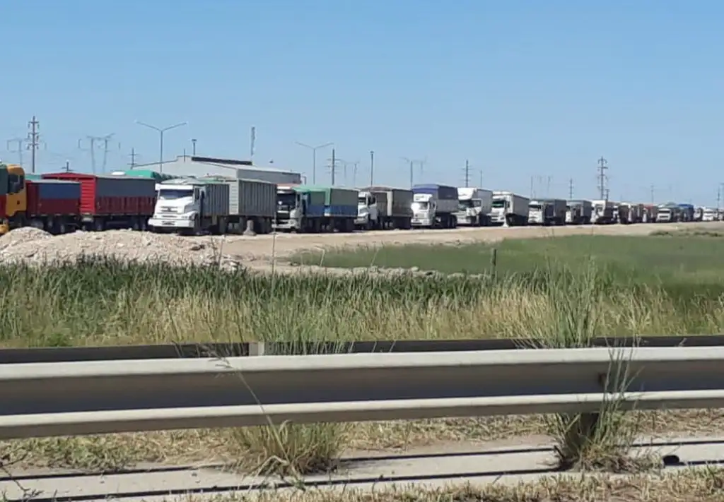Los transportistas de granos inician la semana con un paro nacional