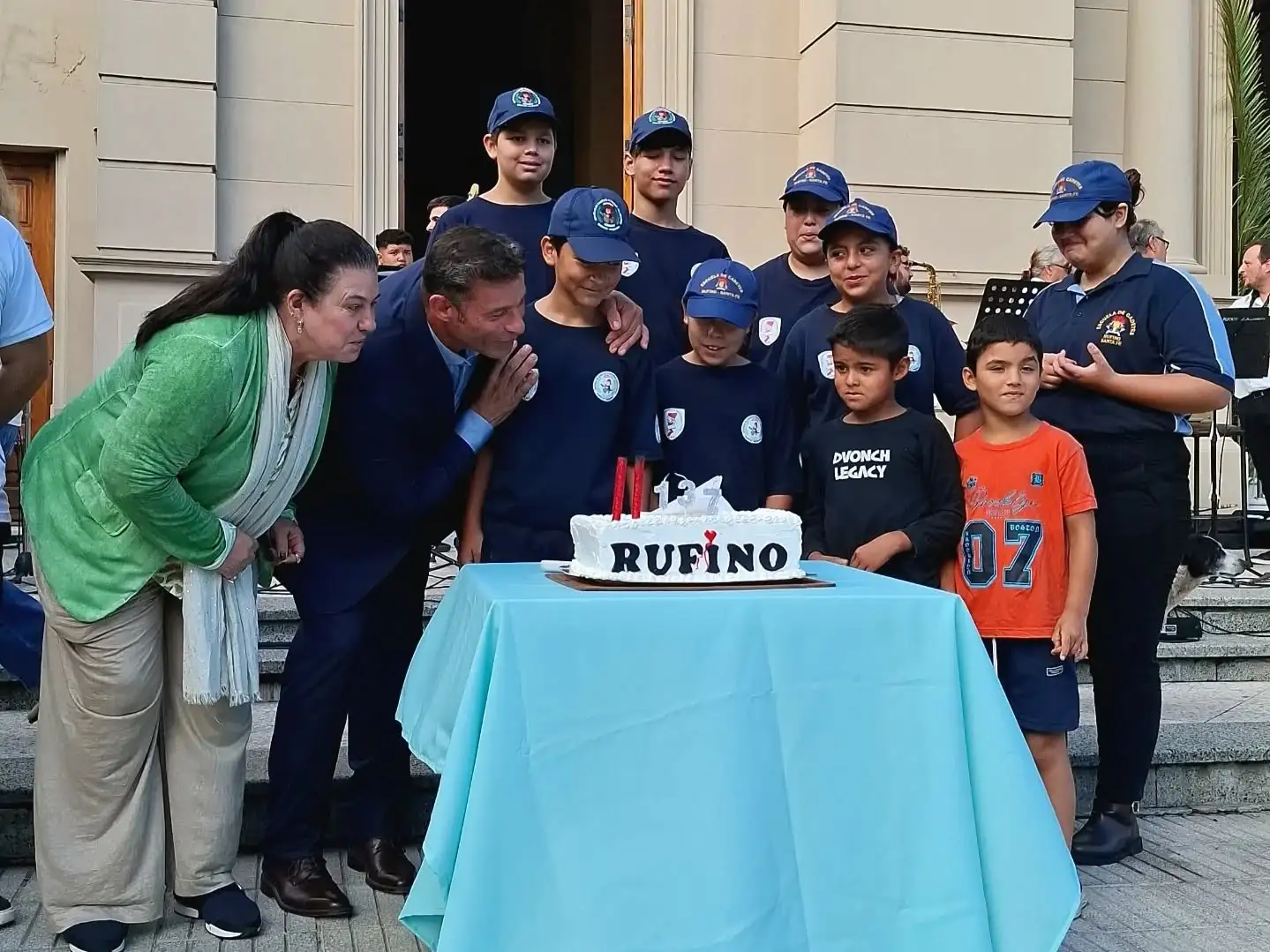 El intendente Lattanzi, la diputada Castellani y niños en la celebración oficial del aniversario de Rufino. Foto: Municipalidad de Rufino.