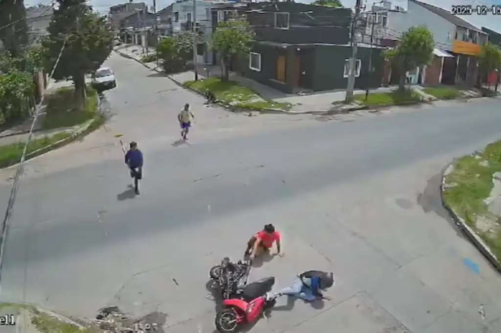 Los vecinos golpearon a los delincuentes luego de que cayeron de la moto. (Foto: Arriba Argentinos)