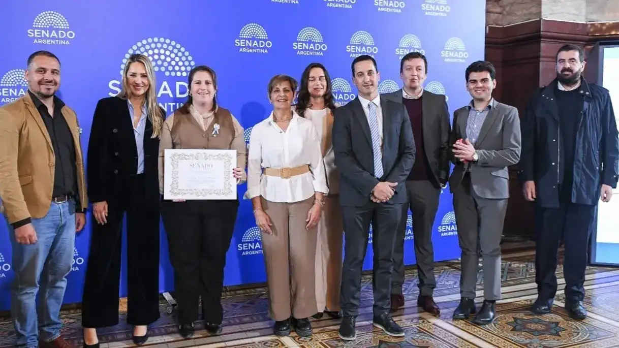 La senadora Carolina Losada entregó la Mención de Honor en su primera edición a la presidenta comunal Verónica Gallo.