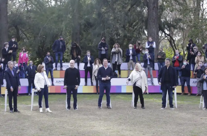 Con una foto de unidad, Santilli lanzó su precandidatura en la Provincia