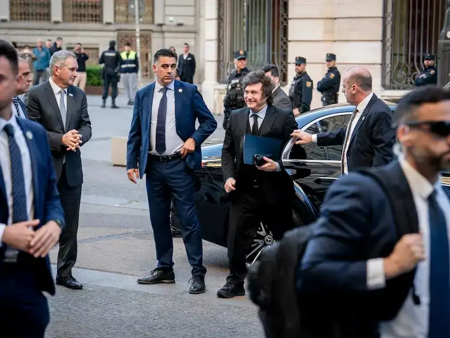 Javier Milei durante su visita a Madrid, donde cuestionó al presidente español Pedro Sánchez y defendió las políticas económicas de su Gobierno.