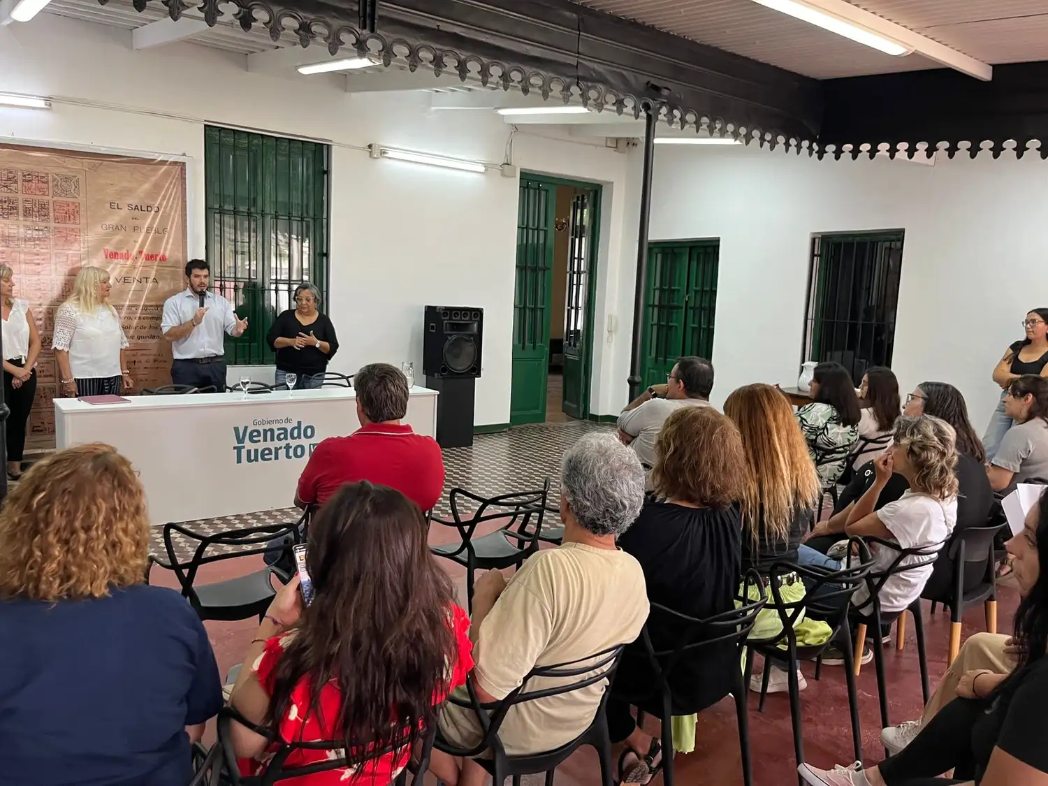 El intendente en la reunión con autoridades de distintos establecimientos educativos.