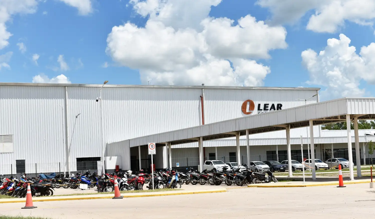 Impulsada por la baja producción, Lear recorta su plantel.