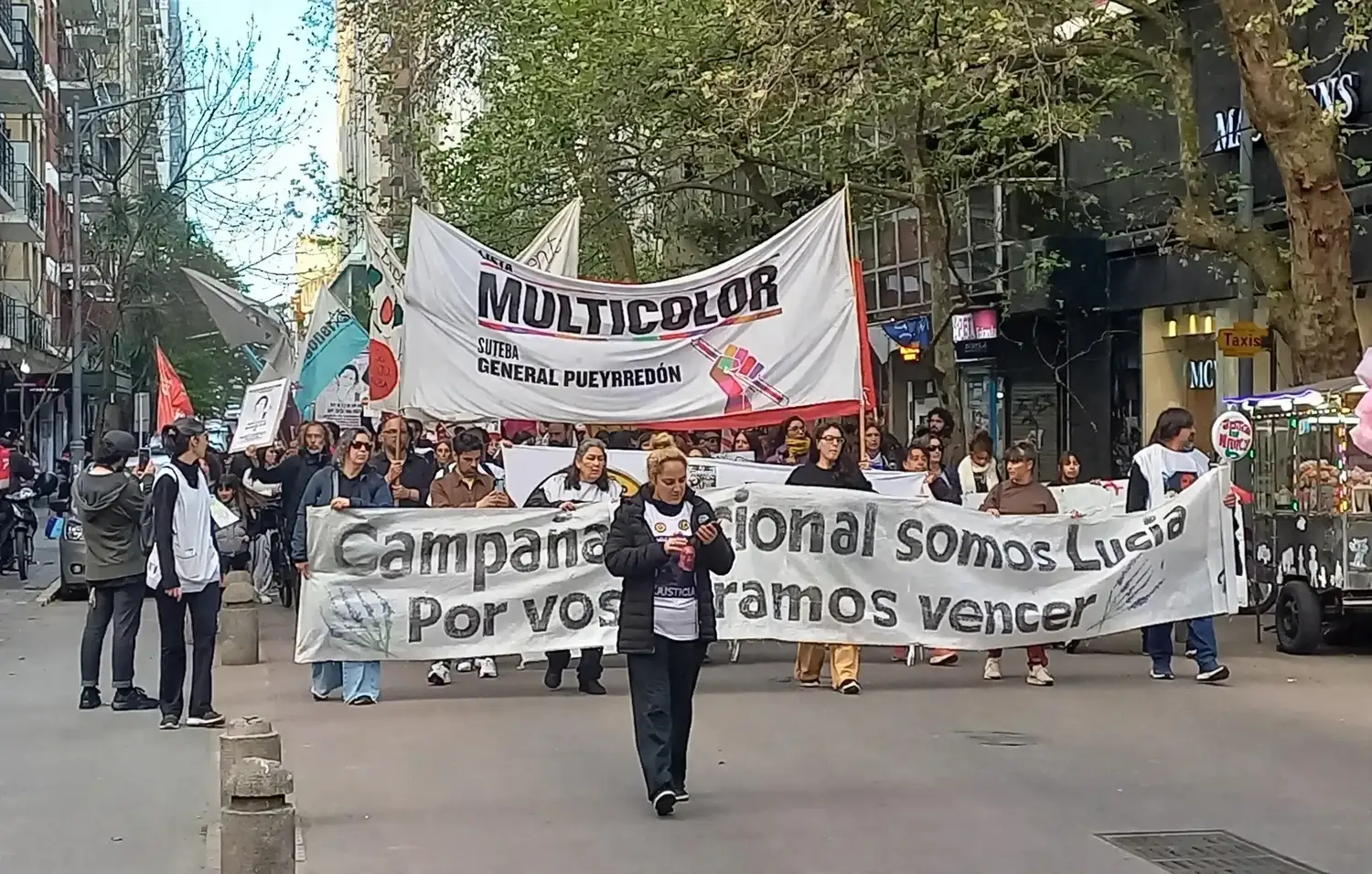 Un frente sindical y social convocó a una vigilia y concentración frente a la Iglesia Catedral para posteriormente marchar por las calles del centro marplatense.