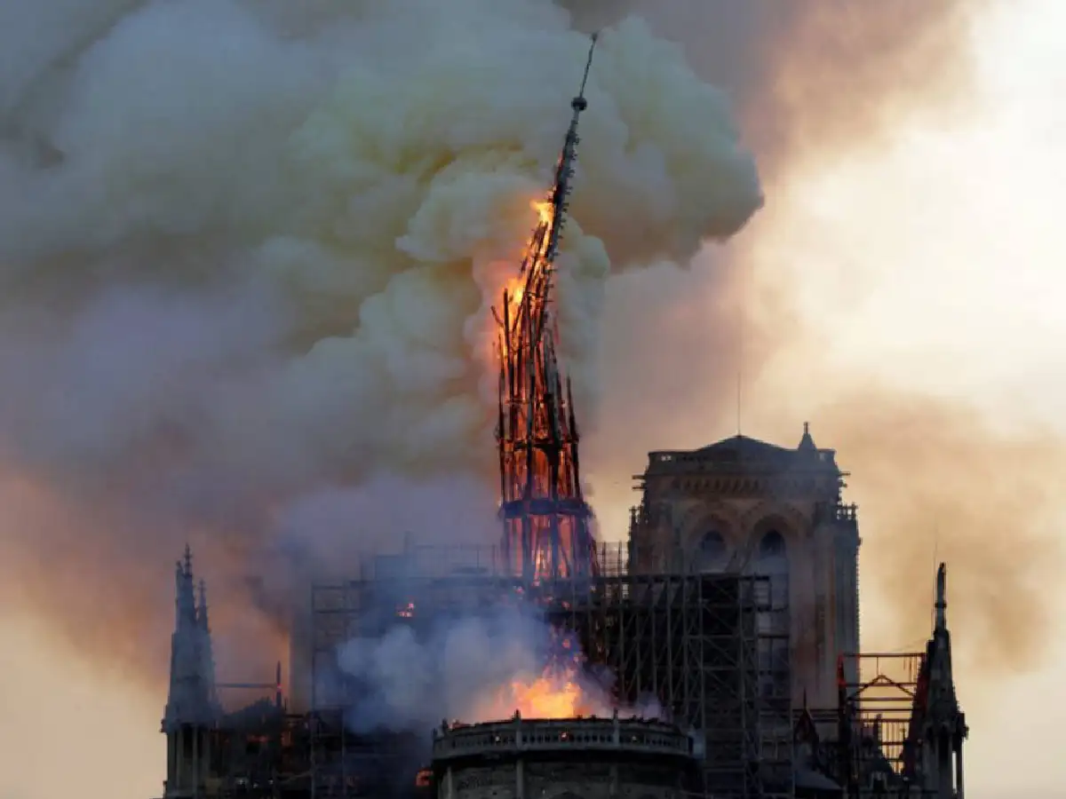 ¿Un cigarrillo, el origen del incendio en Notre Dame?