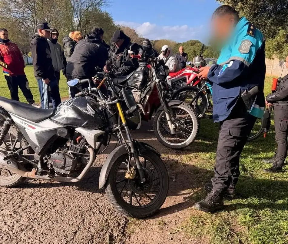 Los motociclistas realizaron pruebas de velocidad, circularon en contramano y, en algunos casos, efectuaron detonaciones de armas de fuego.