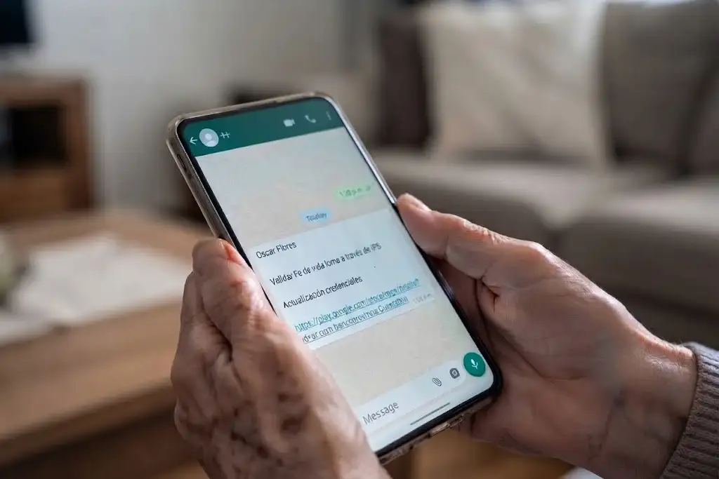 La estafa se realiza a través del mensajero WhatsApp.