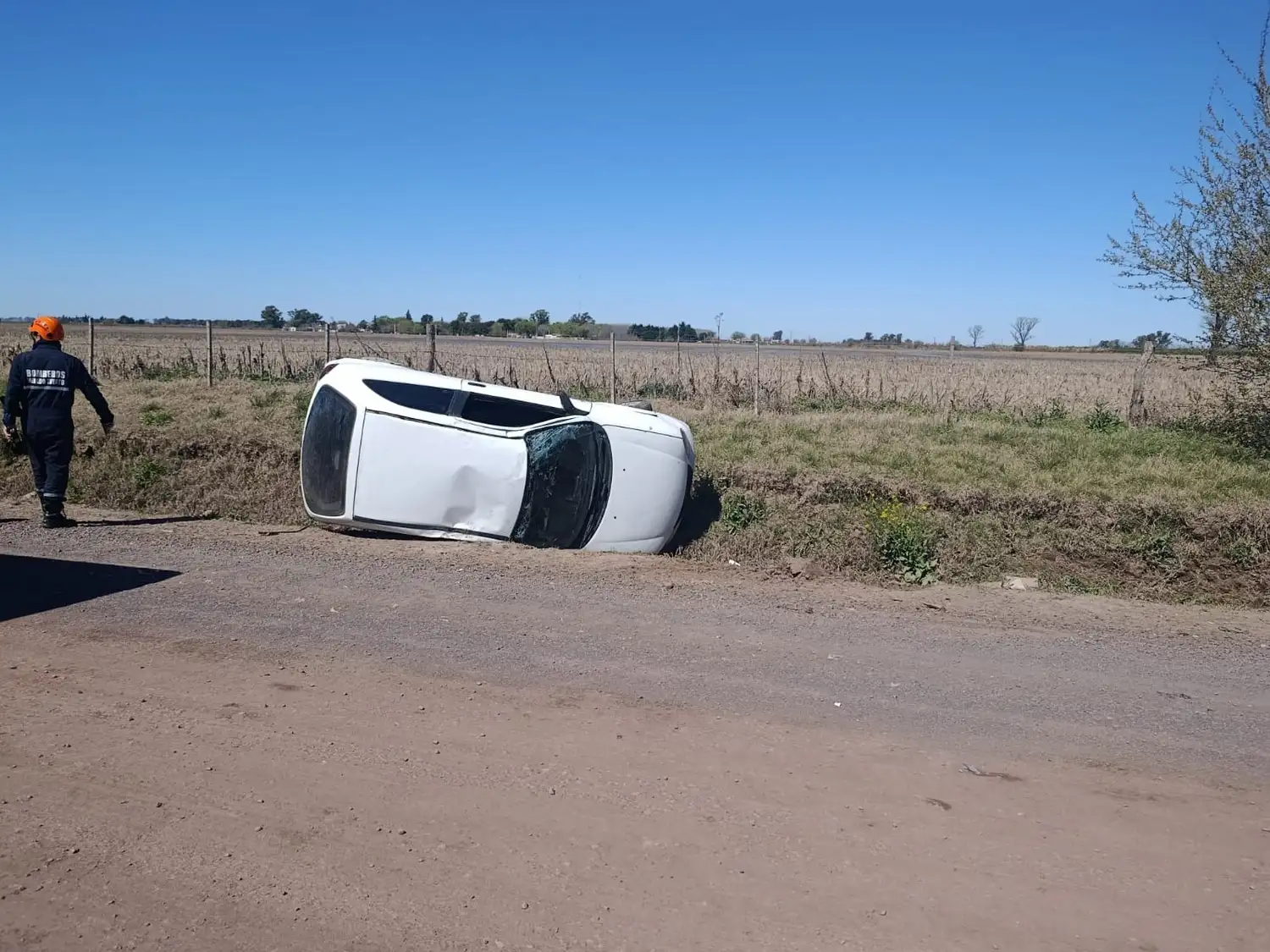 El auto terminó lateralizado en una cuneta.