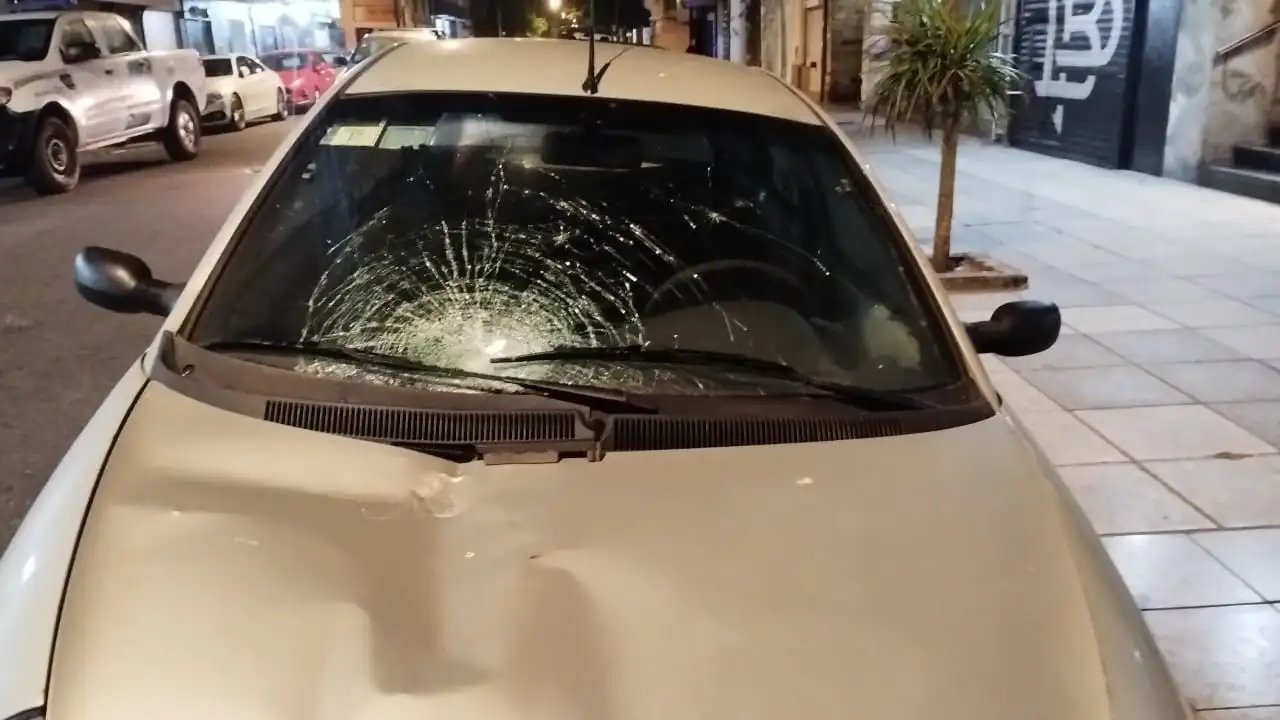 El parabrisas del auto quedó destruido luego de que cayeran varios objetos desde el octavo piso.