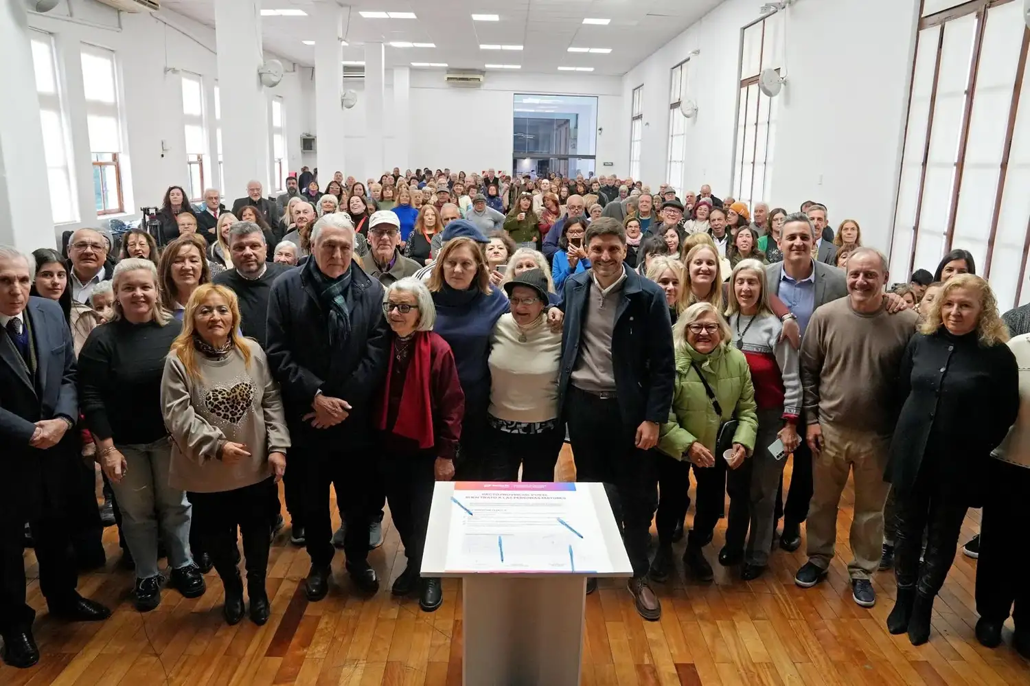 Todos posaron para la foto tras la firma de los convenios.