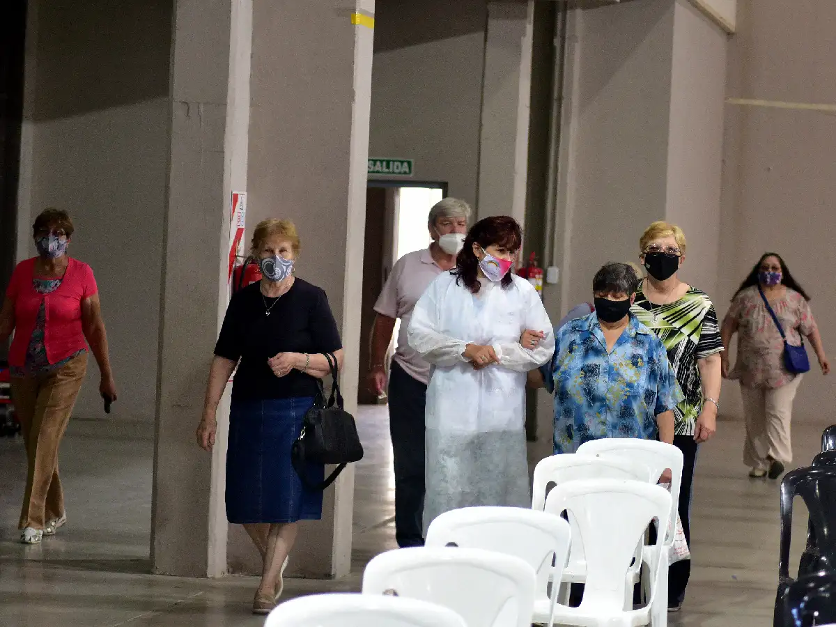 Se vacunaron 400.000 personas en Córdoba, mientras suben los casos diarios