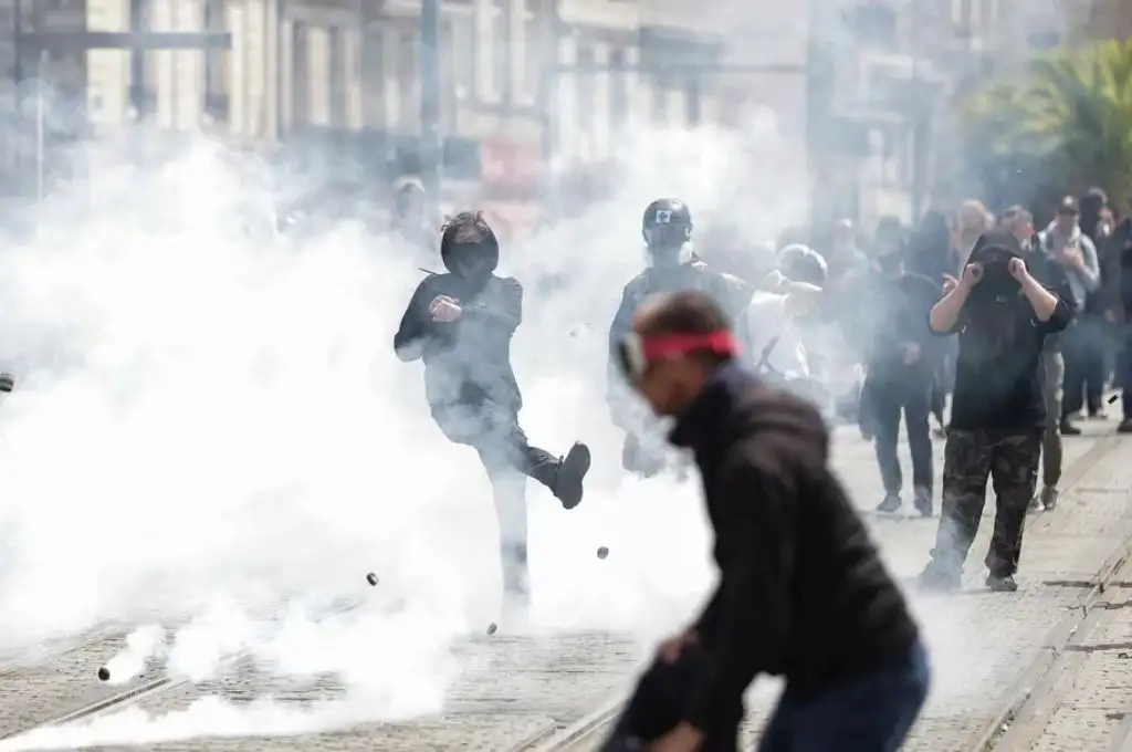 Violentas protestas en Francia: más de 400 policías heridos y 540 civiles detenidos