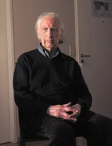 El hombre que contemplaba escribiendo