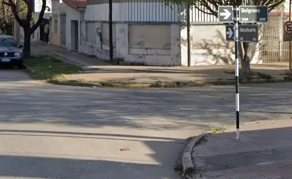La casa está ubicada entre calle Belgrano y Almafuerte